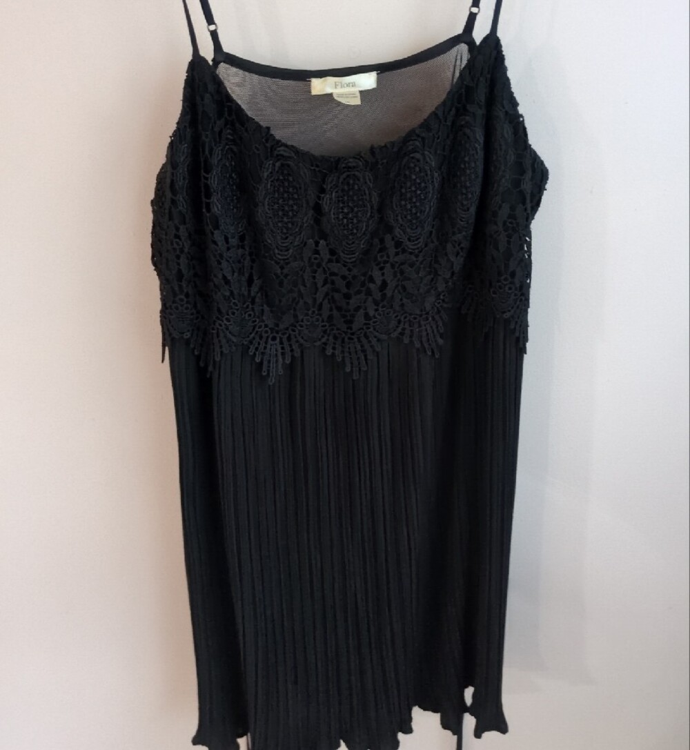 Flora Women's Black Lace Pleated Sleeveless Chemise Gown